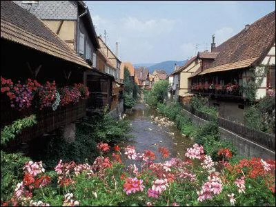 Elle s'tend sur 190 km de long et est frontalire de :