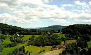 Au sud de l'Alsace s'tend une rgion vallonne dont la ville principale est Altkirch. Ce territoire est appel :