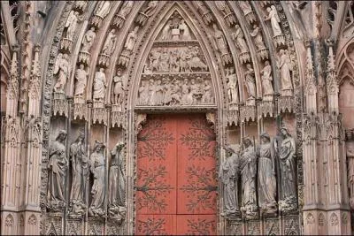 Strasbourg est la prfecture alsacienne et le chef-lieu du Bas-Rhin. Sa cathdrale haute de 142m fut pendant + de 200 ans le btiment le plus haut du monde . Quelle est sa particularit ?