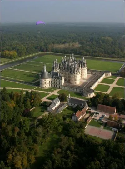 Quel chteau, entirement construit sous Franois Ier, est le plus vaste du Val de Loire ?