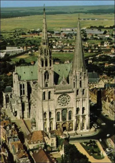 Dans quel style a t construite la cathdrale de Chartres ?