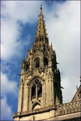 Sachant que Notre Dame de Paris atteint 96 mtres, quelle est la hauteur de la plus grande flche de Chartres ?