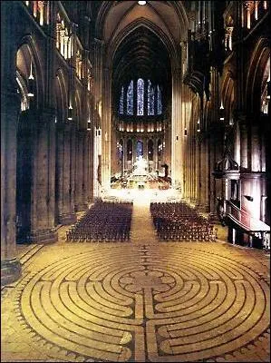 Qu'est-ce qui est dessin sur le sol de la cathdrale de Chartres avec des pierres blanches ?