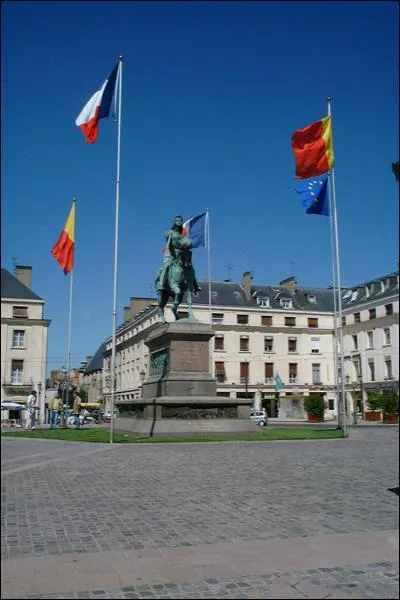 A qui est ddie la cathdrale de cette mme ville ?