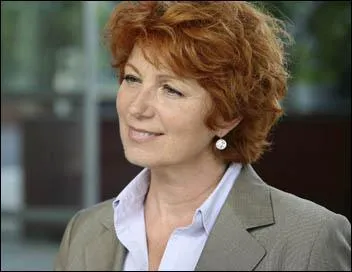 Commissaire au fminin, interprt par Vronique Genest.