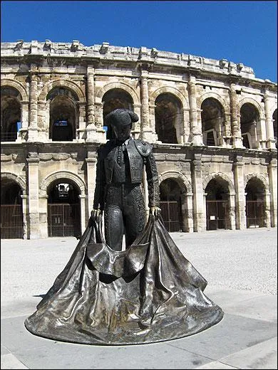 Quel est cet autre vestige gallo-romain de Nmes, aujourd'hui utilis pour les corridas ?