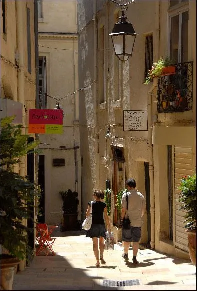 Comment s'appelle le centre historique de Montpellier, caractris par des ruelles mdivales ?