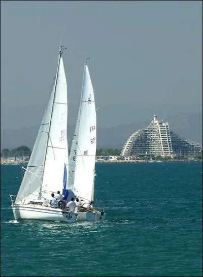 Cette station balnaire, construite dans les annes 1960 sur la cte de l'Hrault, possde une architecture moderne en dmes. Il s'agit de... ?