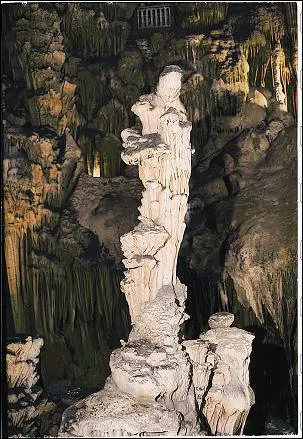 Quelle est cette grotte aux formes figuratives, situe dans le sous-sol de l'Hrault ?