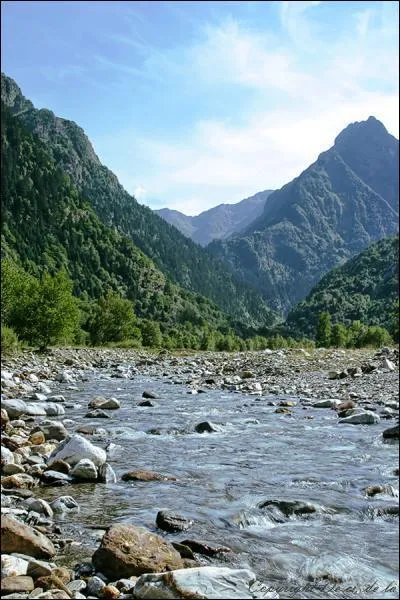 Quel grand massif montagneux parcourt la rgion ?