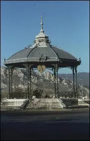 O se trouve ce kiosque  musique, rendu clbre par l'illustrateur Peynet ?