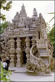 Dans quel village se situe le Palais du facteur Cheval ?