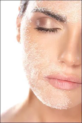 Quel est l'actif exfoliant phare utilis dans les produits Clinique ?