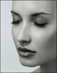 Quelle est la gamme de soin qui apporte de l'clat, affine le grain de peau et gomme les imperfections pigmentaires ?