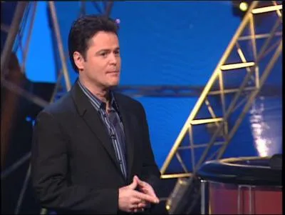 Il a dbut sa carrire  5 ans en chantant avec ses frres, puis est devenu prsentateur de show tlviss. Qui prsente l'mission 'Pyramide'  laquelle Joey participe ?