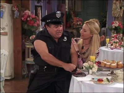 Apothose de cet pisode, le strip-teaseur... Quel est le nom de cet acteur vu entre autre dans ' la poursuite du diamant vert', 'Jumeaux' et 'Batman, le dfi' ?