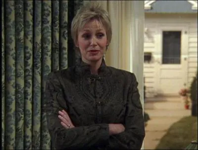 Cette actrice a fait de nombreuses apparitions  la tlvision comme dans 'Mon oncle Charlie', 'Dawson' ou 'Esprits criminels'. Depuis 2009, elle est Sue Sylvester dans 'Glee'. Qui est-elle ?