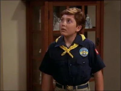 Connu pour son rle de Juni Cortes au cot d'Antonio Banderas dans les quatres 'Spy Kids', il joue ici Owen, jeune garon  qui Chandler apprend qu'il a t adopt. Qui est-ce ?