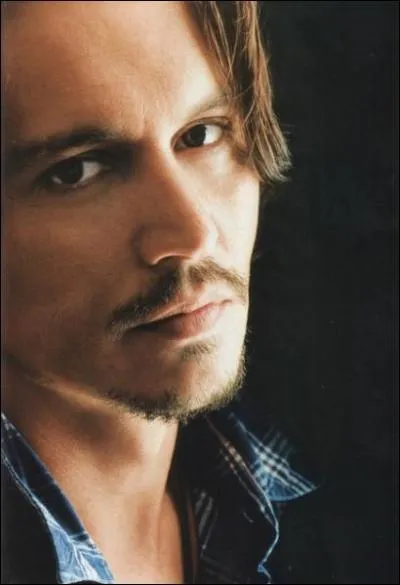 Qui est la compagne de Johnny Depp depuis 1998 ?