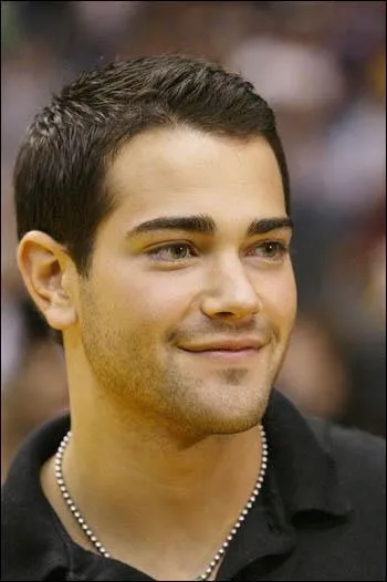 De qui Jesse Metcalfe est-il l'amant dans 'Desperate housewives' ?