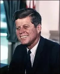 Le 8 novembre , John Kennedy gagne les lections prsidentielles amricaines. Quel tait son adversaire ?