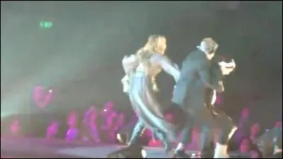 Dans quel pays une fan se jette-t-elle sur Miley lors d'un concert ?