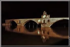 Connue pour son pont Saint Benezet (sur lequel on a du beaucoup danser) et son festival, c'est :