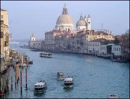 On y dcerne chaque anne le Lion d'or lors de son festival, c'est :