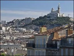 Vous descendrez du train  la gare saint Charles et dcouvrirez cette ville surplombe par Notre dame de la Garde, ne manquez pas de visiter l'Estaque et de dguster une bouillabaisse sur la Canebire