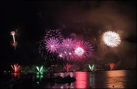 Quelle est cette ville qui organise chaque anne en juillet sa magnifique 'fte du lac' (festival pyrotechnique) ?