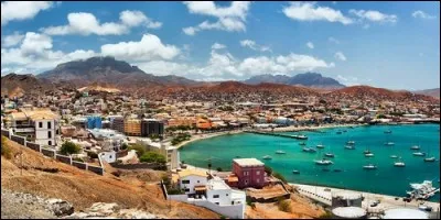 A quel archipel appartiennent les îles de Sao Vincente, Santiago, Fogo et Santo Antao ?