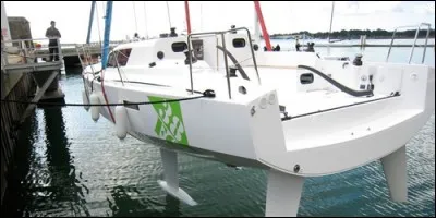 Quel mot désigne la partie inférieure de la coque d'un bateau ?