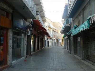 Dans cette rue dserte, il n' y a ... . ( le mot manquant vous donnera le titre d'une chanson).