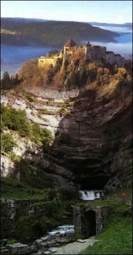 Quel est ce chteau fortifi sur un promontoire rocheux ?