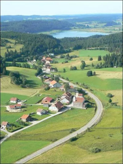 Pourquoi le village de Mouthe dans le Doubs est-il connu ?