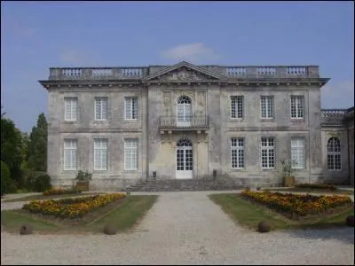 Le chteau de Pierre Leve, qui tient son nom de deux menhirs proches, a t construit au XVIIIe sicle sur le modle du Petit Trianon. On peut le voir prs des Sables d'Olonne  ...