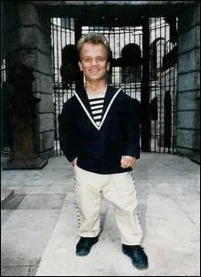 Accompagn de mon valet franais qui se prnomme