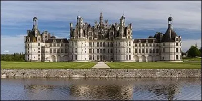 Au bord de quel fleuve se trouvent les châteaux de Chambord et de Chenonceau ?