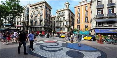 A Barcelone, en Espagne, quelle avenue emblématique faut-il descendre pour se rendre de la Place de Catalogne au Vieux Port ?
