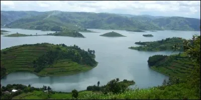 Quel lac africain porte le nom d'une reine d'Angleterre ?
