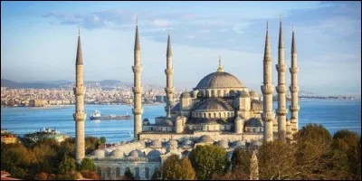 Quel nom porte aujourd'hui la grande ville qui s'est appelé Byzance puis Constantinople ?