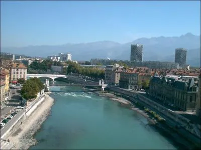 C'est la Gratianopolis gallo-romaine. Stendhal y est n et disait d'elle 'Au bout de chaque rue, une montagne'. Vous l'avez reconnue, c'est ...