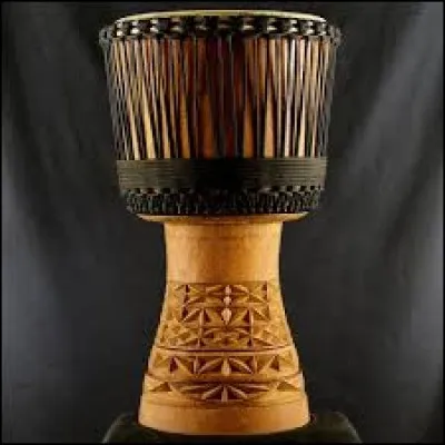 D : Le djembé, instrument emblématique de l'Afrique de l'Ouest, vient de l'empire...