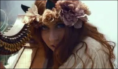 H : Quel chanteur a beaucoup œuvré pour le renouveau de la harpe celtique ?