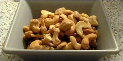 Je suis le fruit de l'anacardier. On me grignote &agrave; l'ap&eacute;rtif. Que suis-je ?