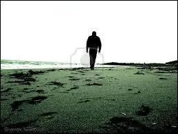 Il se promne en solitaire