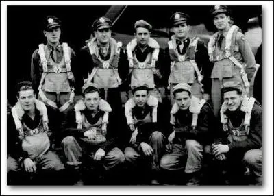 Trois ... . atterrissent en parachute sur Paris.