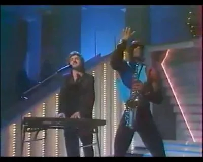 Dans le clip de quelle chanson de Thierry Pastor peut-on voir un saxophoniste se dhancher physiquement ?