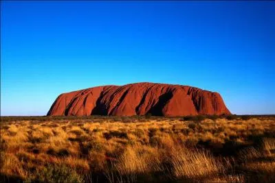 Dans cette zone aride ont admir l'uluru, lieu de culte ancestral que l'on connait aussi sous le nom ...