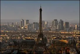 La Tour Eiffel et l'arc de Triomphe sont ...